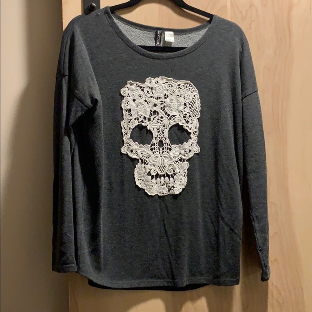 Sweater with skull
